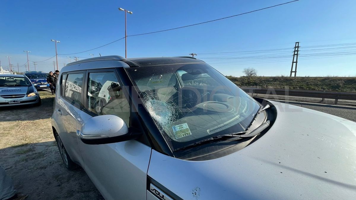 Uno de los automóviles que recibió un piedrazo en Circunvalación.