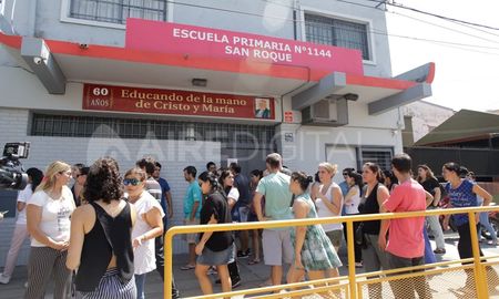 Los padres y familiares de los alumnos de Colegio preocupados buscaron respuestas al conocerse la detención del maestro Los padres y familiares de los alumnos de Colegio preocupados buscaron respuestas al conocerse la detención del maestro