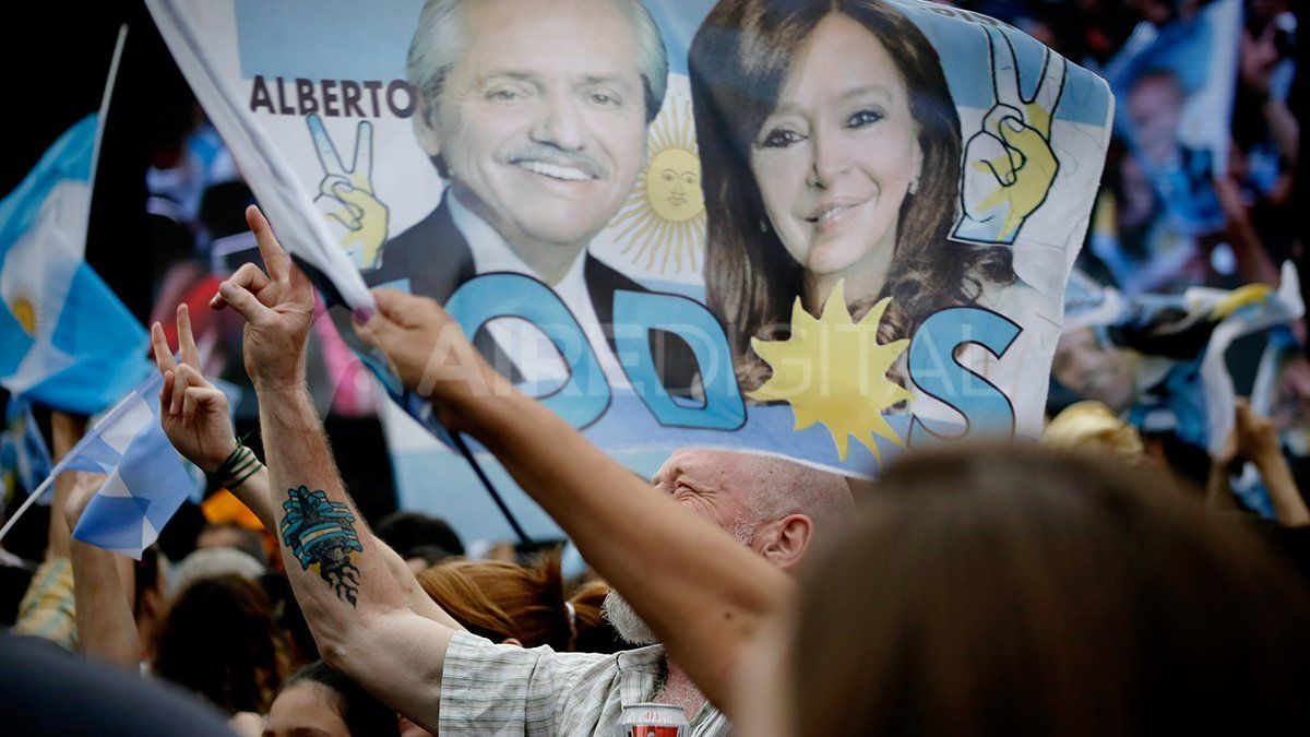 Alberto y Cristina durante la celebraci&oacute;n del triunfo en las elecciones generales el 27 de octubre