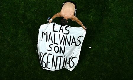 El gesto de los futbolistas también cobró relevancia porque se produjo en un contexto de estrictas medidas de seguridad. El gesto de los futbolistas también cobró relevancia porque se produjo en un contexto de estrictas medidas de seguridad.