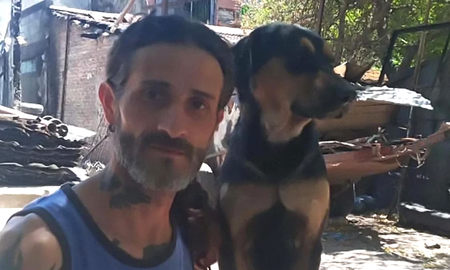 Chiquito, el valiente perro que salvó a su dueño y al gato de un incendio que destruyó la casa por completo. Chiquito, el valiente perro que salvó a su dueño y al gato de un incendio que destruyó la casa por completo.