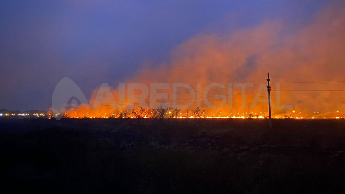 Grandes columnas de fuego se observan entre la Autopista Rosario-Santa Fe y la Ruta Nacional 11.