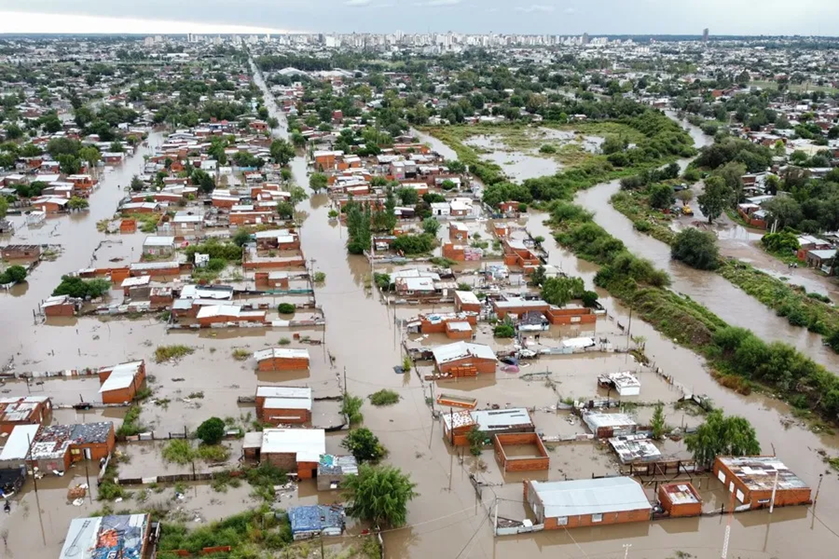 Fotografía aérea de calles inundadas por fuertes lluvias en Bahía Blanca (Argentina). Fotografía aérea de calles inundadas por fuertes lluvias en Bahía Blanca (Argentina).
