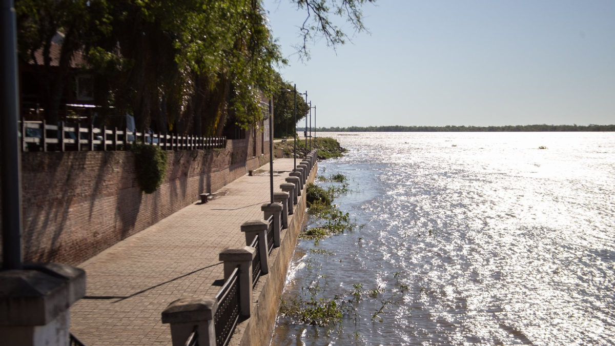 La Paz se presenta como un increíble a solo metros del río Paraná. La Paz se presenta como un increíble a solo metros del río Paraná.