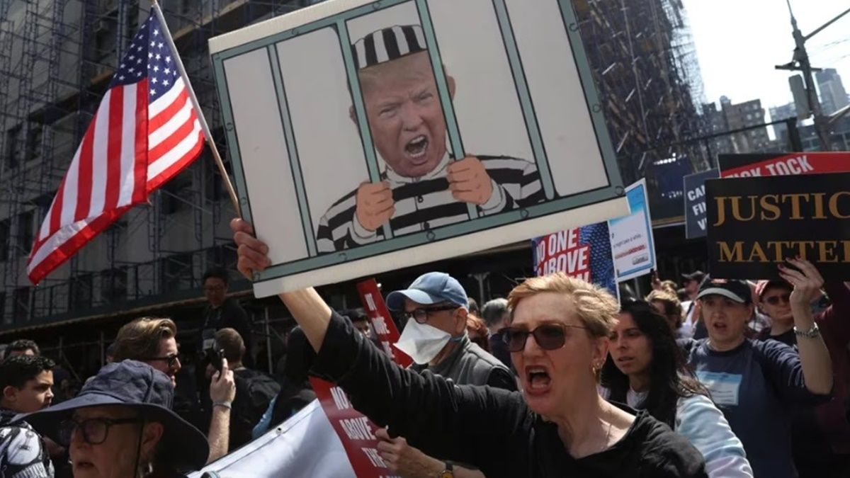 Decenas de neoyorquinos también se movilizaron para respaldar las acusaciones contra Donald Trump.