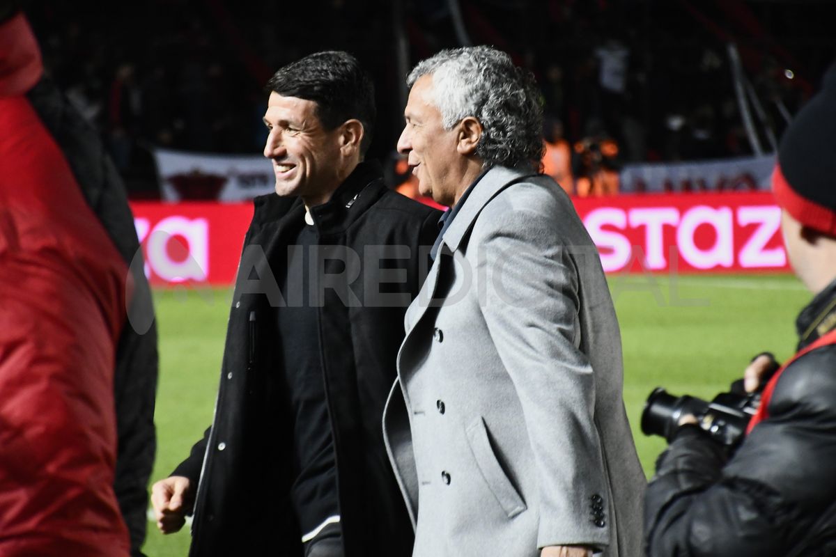 Néstor Gorosito junto a Sebastián Romero en el estadio de Colón.