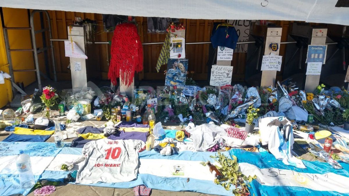 Ofrendas de todo tipo dejaron los fanáticos del 10 en el santuario improvisado en La Bombonera.