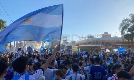 La mayor concentración se dio en Bulevar y Rivadavia, donde los hinchas se reunieron para celebrar la clasificación. La mayor concentración se dio en Bulevar y Rivadavia, donde los hinchas se reunieron para celebrar la clasificación.