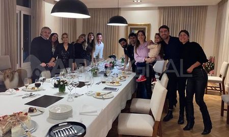 La polémica foto del cumpleaños de la primera dama en julio de 2020, durante la plena restricción de la cuarentena. La polémica foto del cumpleaños de la primera dama en julio de 2020, durante la plena restricción de la cuarentena.