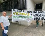 Damnificados en la puerta de la sede judicial en donde funciona la Fiscalía de Delitos Complejos. Damnificados en la puerta de la sede judicial en donde funciona la Fiscalía de Delitos Complejos.