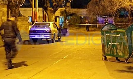 Rosario: asesinaron a un hombre de un disparo en la nuca, dentro de un auto Rosario: asesinaron a un hombre de un disparo en la nuca, dentro de un auto