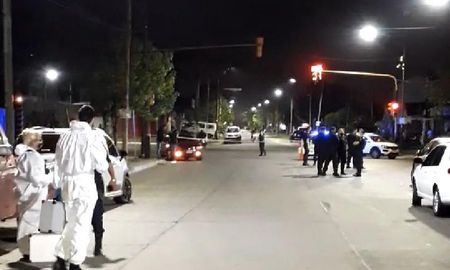El policía divisó a cuatro delincuentes que intentaban entrar a un heladería en Ramos Mejía. En el medio del tiroteo, recibió balazos en el pecho. El policía divisó a cuatro delincuentes que intentaban entrar a un heladería en Ramos Mejía. En el medio del tiroteo, recibió balazos en el pecho.