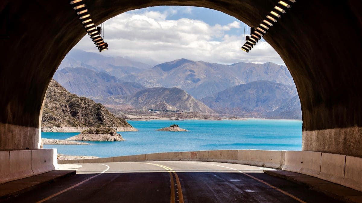 Las actividades acuáticas en el lago Mendoza, como kayak y pesca deportiva, son ideales para disfrutar del aire libre y las vistas panorámicas. Las actividades acuáticas en el lago Mendoza, como kayak y pesca deportiva, son ideales para disfrutar del aire libre y las vistas panorámicas.
