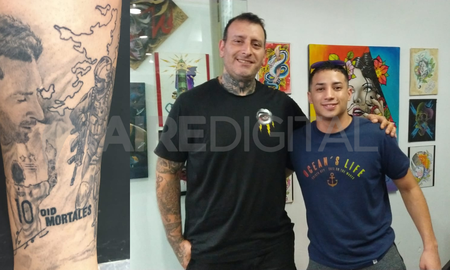 El tatuador Germán Scalcione, junto a Emanuel, un cliente con un diseño 100% nacional en su pierna. El tatuador Germán Scalcione, junto a Emanuel, un cliente con un diseño 100% nacional en su pierna.