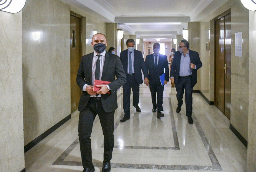 Los ministros de Economía Martín Guzmán, de Desarrollo Productivo Matías Kulfas; el secretario de Comercio Interior, Roberto Feletti y el titular del Banco Central (BCRA) Miguel Pesce, antes de la reunión con empresarios en el Palacio de Hacienda. Foto NA.