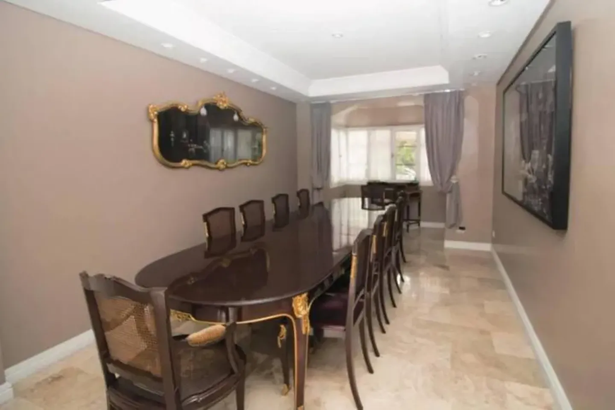 En el comedor hasta 10 personas pueden sentarse a comer cómodamente.