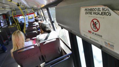 Grabó a un hombre tocándose los genitales arriba del colectivo