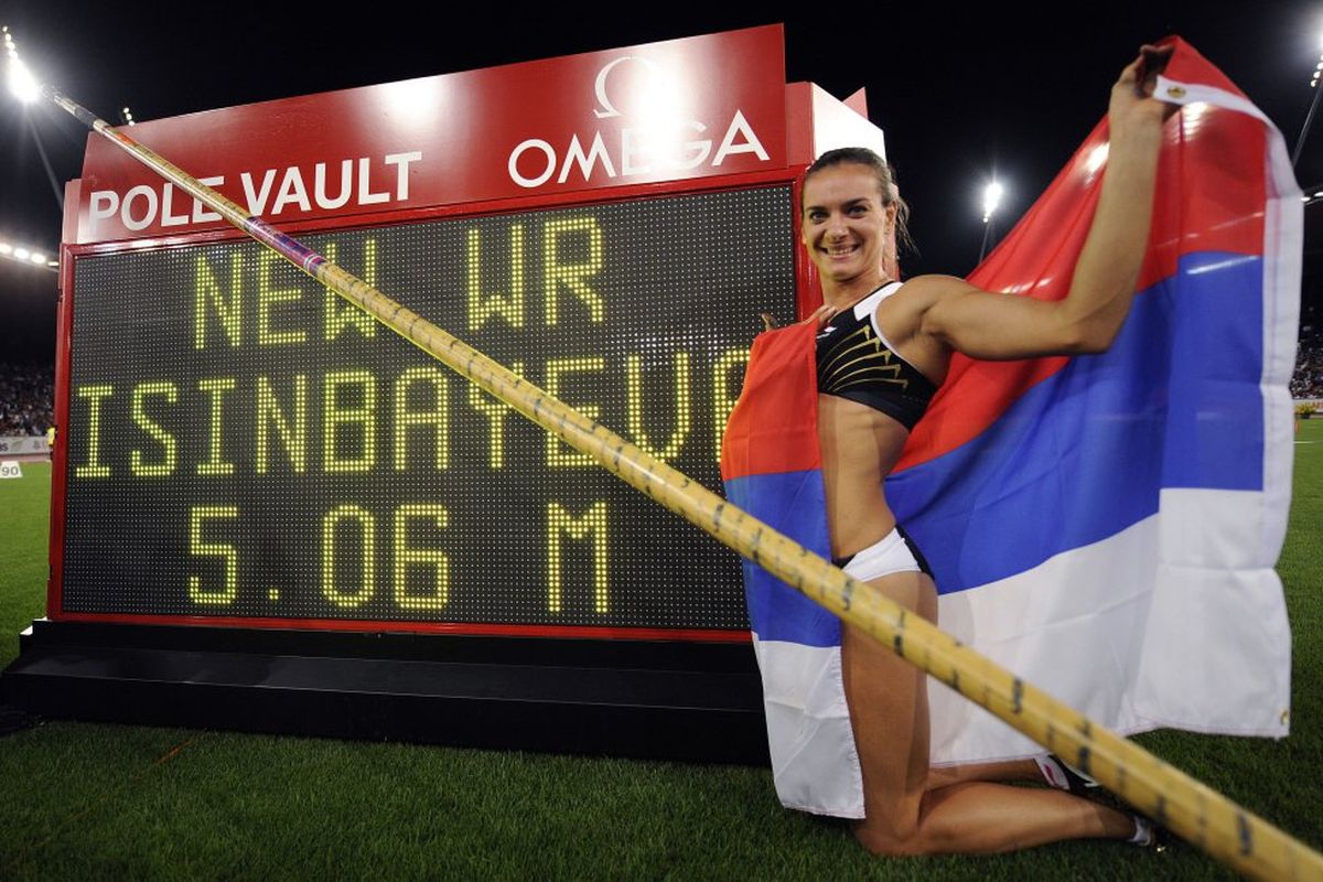 El 28 de agosto de 2009 y, en el WeltKlasse Zurich, de Suiza –un meeting anual al que se accede por invitación– Yelena marcó un nuevo récord mundial al superar los 5,06 metros en su primer intento (y por lo que recibió un cheque de 50.000 euros). A la fecha, este registro continúa vigente.