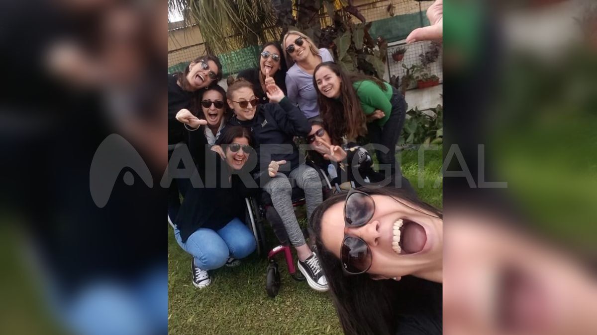 Mariana rodeada de sus amigas.