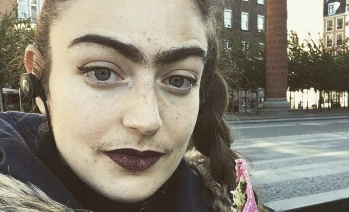 Lleva un año sin depilarse el bigote y las cejas y lo muestra en Instagram