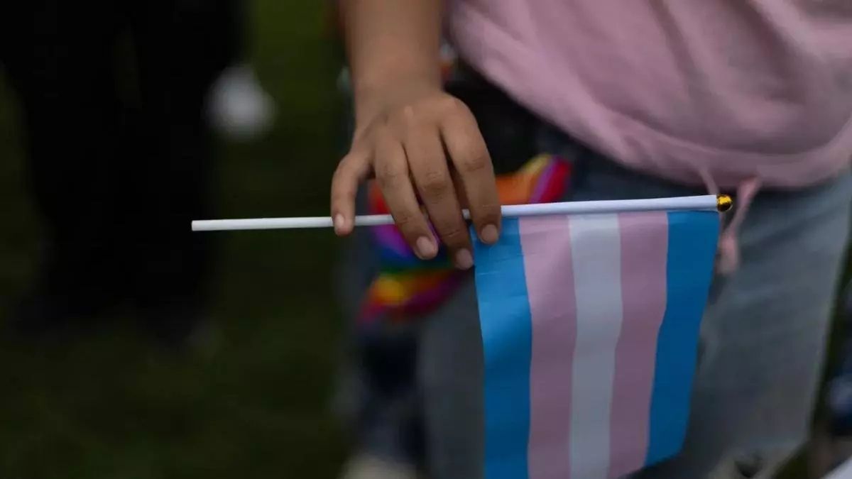 El debate sobre las infancias trans en Argentina volvió a instalarse en la agenda pública tras la decisión del Gobierno nacional de prohibir los tratamientos de hormonización a menores de 18 años y la negativa a otorgar nuevos DNI con el cambio de género.