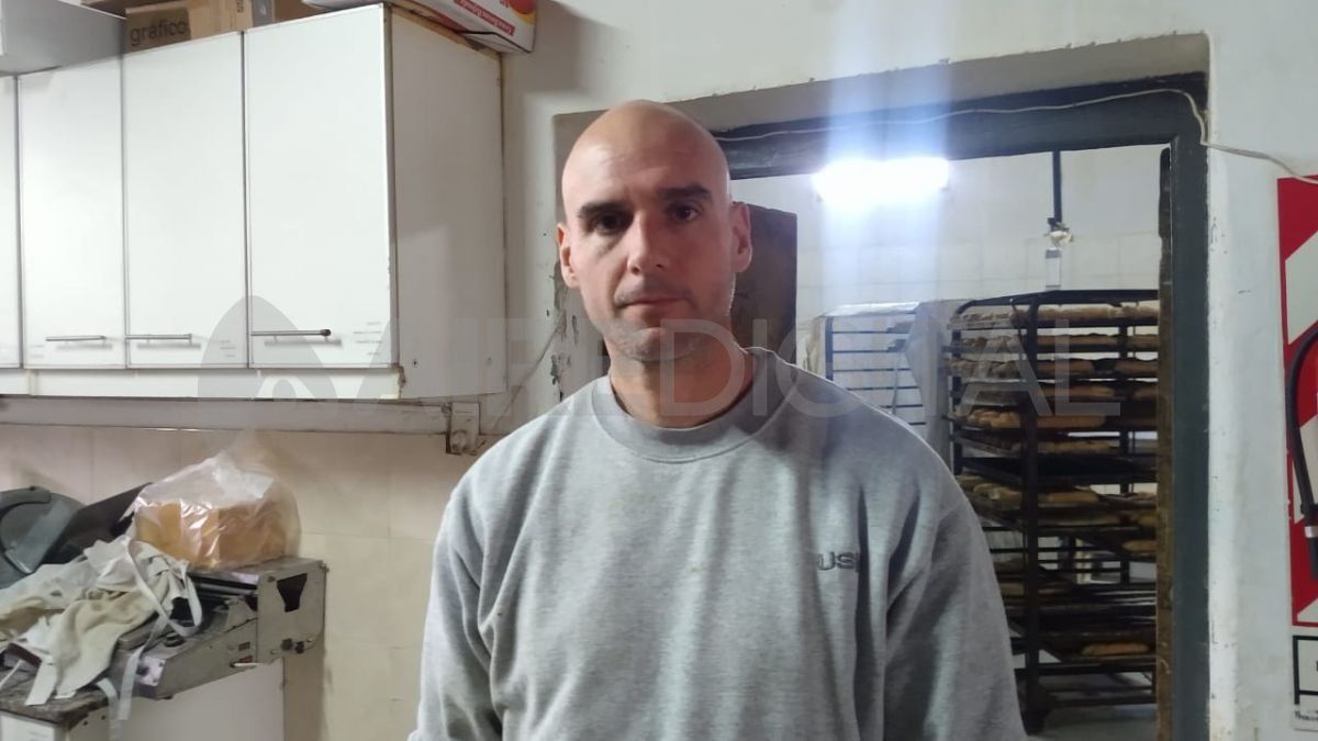 Mariano dueño de la panadería de Santo Tomé.