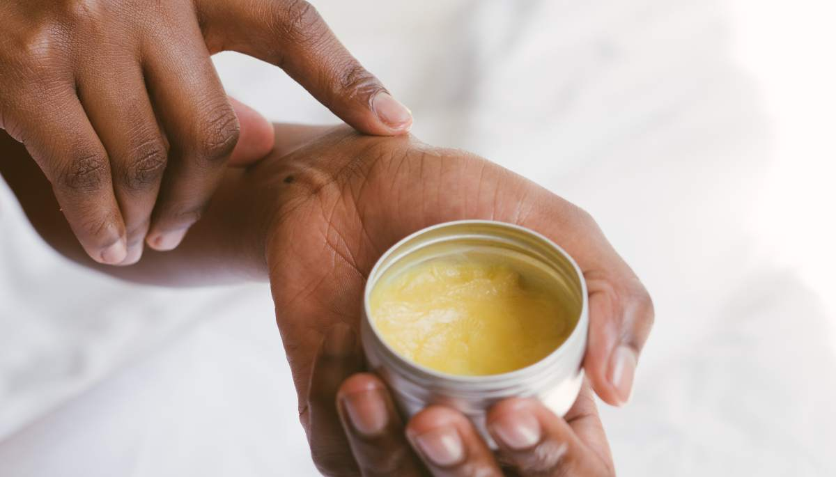 La lanolina se extrae a partir de la lana de las ovejas y se utiliza en muchos productos de maquillaje por su función emoliente y humectante. La lanolina se extrae a partir de la lana de las ovejas y se utiliza en muchos productos de maquillaje por su función emoliente y humectante.