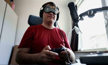 Sven Van De Wege, el joven holandés que inspira por su impresionante habilidad para jugar videojuegos a pesar de su pérdida de visión. Sven Van De Wege, el joven holandés que inspira por su impresionante habilidad para jugar videojuegos a pesar de su pérdida de visión.