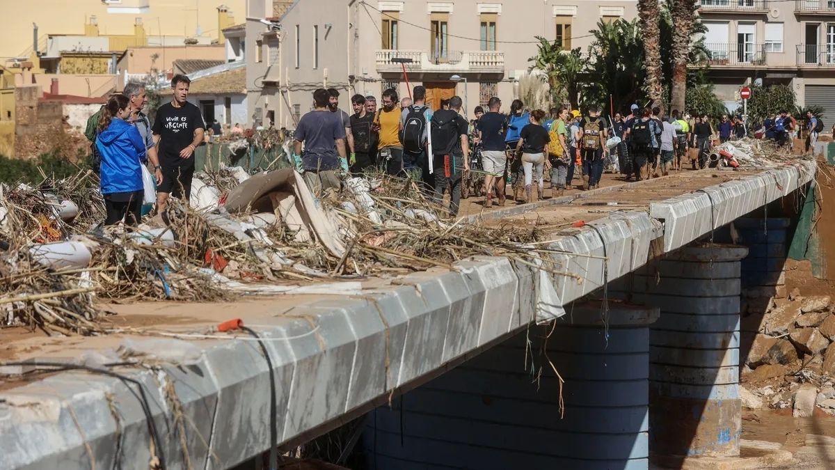 El pueblo valenciano se movilizó para ayudar a los afectados. El pueblo valenciano se movilizó para ayudar a los afectados.