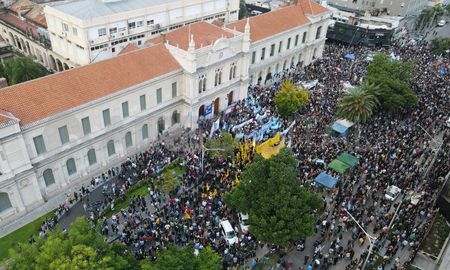 Los marchantes llegaron a rectorado para realizar el abrazo simbólico, en defensa de la educación pública. Los marchantes llegaron a rectorado para realizar el abrazo simbólico, en defensa de la educación pública.