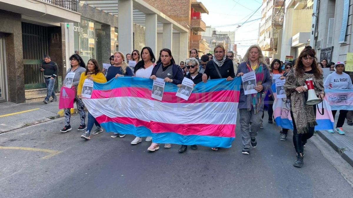 Marcha en la ciudad de Santa Fe para pedir justiciia por el transfemicidio de Alejandra Ironici.