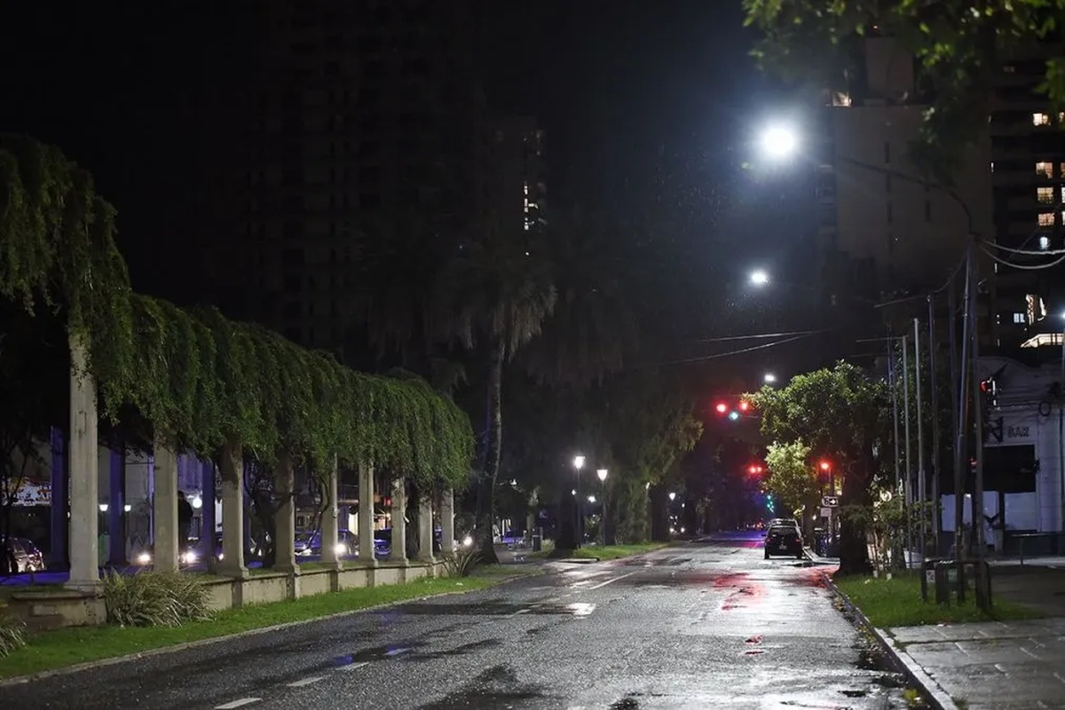 El proyecto permitirá reemplazar el viejo alumbrado por tecnología LED, que consume menos electricidad y tiene más duración.