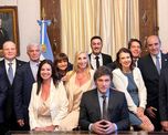 El primer mes de Javier Milei como presidente de la República Argentina deja una cantidad y diversidad de hechos que se asemejan a su megaproyecto -conocido también como “Ley Ómnibus”-. El primer mes de Javier Milei como presidente de la República Argentina deja una cantidad y diversidad de hechos que se asemejan a su megaproyecto -conocido también como “Ley Ómnibus”-.