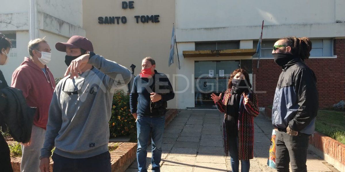 Los comerciantes de Santo Tom&eacute; se movilizaron frente al Municipio este jueves.&nbsp;