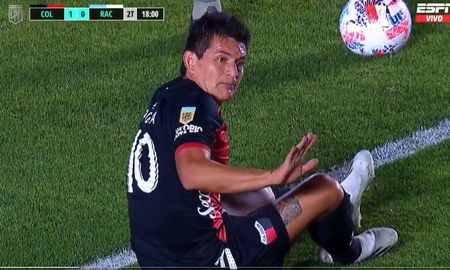El delantero sufrió un tirón. El delantero sufrió un tirón.