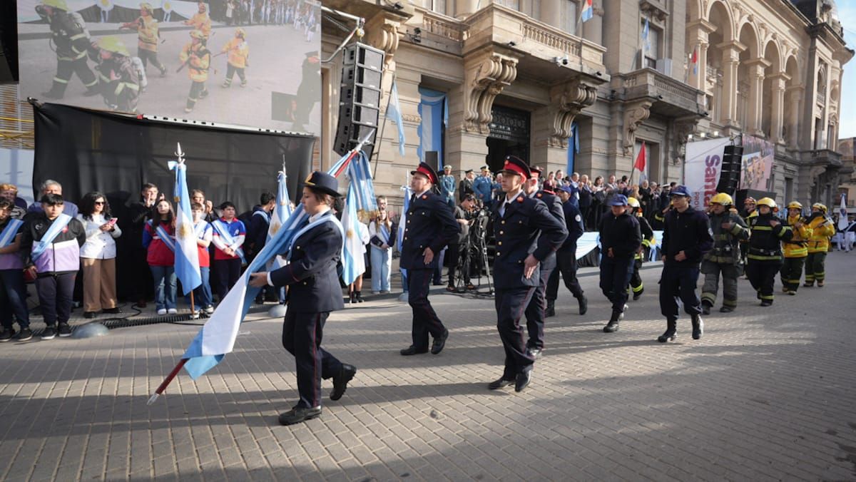 Tras el acto central, se desarrolló el desfile cívico-militar junto con la actuación del Coro Polifónico La Merced. Tras el acto central, se desarrolló el desfile cívico-militar junto con la actuación del Coro Polifónico La Merced.