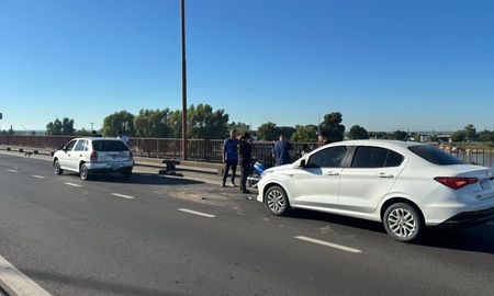 Un motociclista debió ser atendido tras el accidente en el Viaducto Oroño, aunque no sufrió heridas de gravedad. Un motociclista debió ser atendido tras el accidente en el Viaducto Oroño, aunque no sufrió heridas de gravedad.