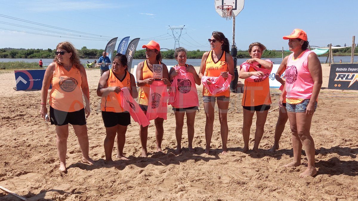 El equipo Santa Fe, de Basquet Arena salió campeón de las categorías 40 y 50.