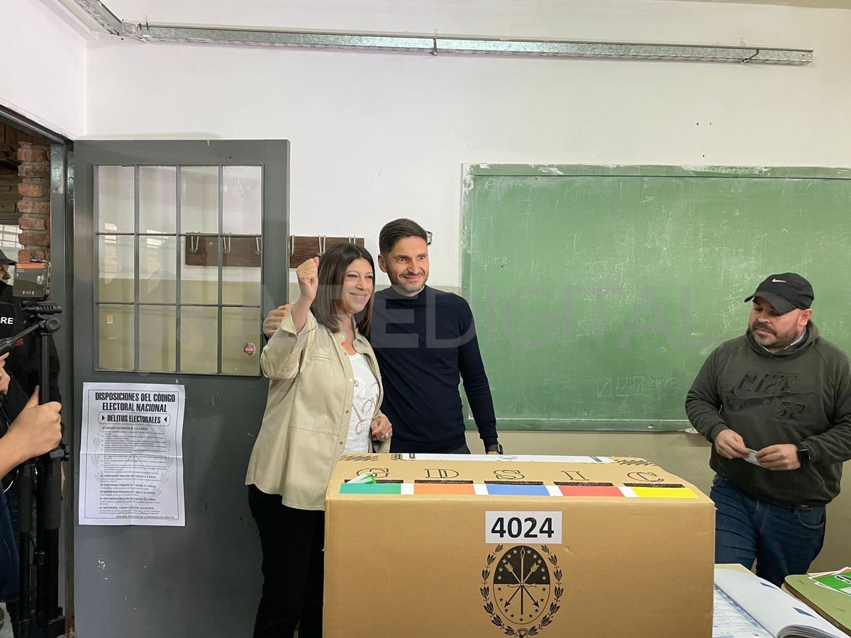 Junto a Maximiliano Pullaro, votó Clara García en Rosario. Junto a Maximiliano Pullaro, votó Clara García en Rosario.