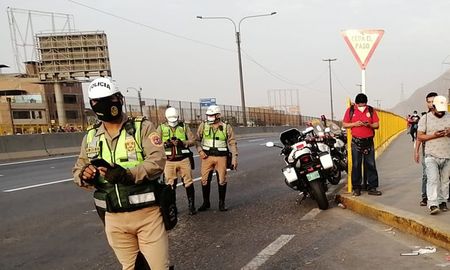 La Policía Nacional de Perú intenta controlar los disturbios. La Policía Nacional de Perú intenta controlar los disturbios.