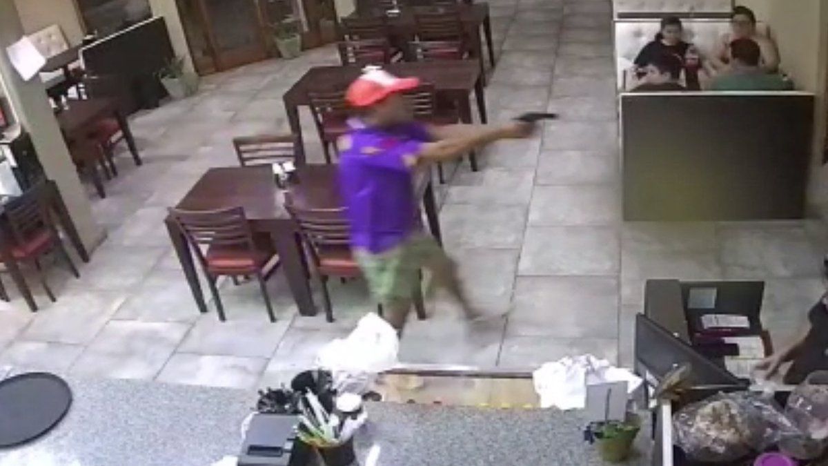 En las cámaras se observa como Ponce a punta de pistola amedrentó a quienes estaban en el comercio.&nbsp;