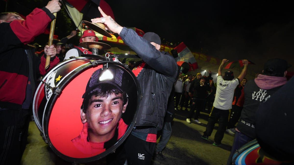 En vísperas de su 121° aniversario, los hinchas de Colón protagonizaron una masiva caravana desde el Puente Colgante hacia la sede del club. En vísperas de su 121° aniversario, los hinchas de Colón protagonizaron una masiva caravana desde el Puente Colgante hacia la sede del club.