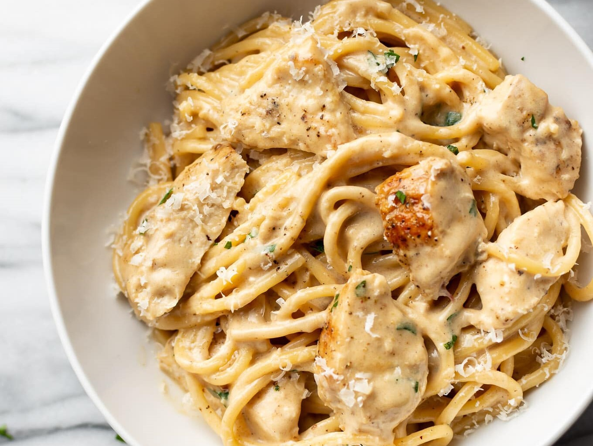 Las pastas con salsa de pollo son ideales para comer junto a la familia o amigos en días otoñales. Las pastas con salsa de pollo son ideales para comer junto a la familia o amigos en días otoñales.