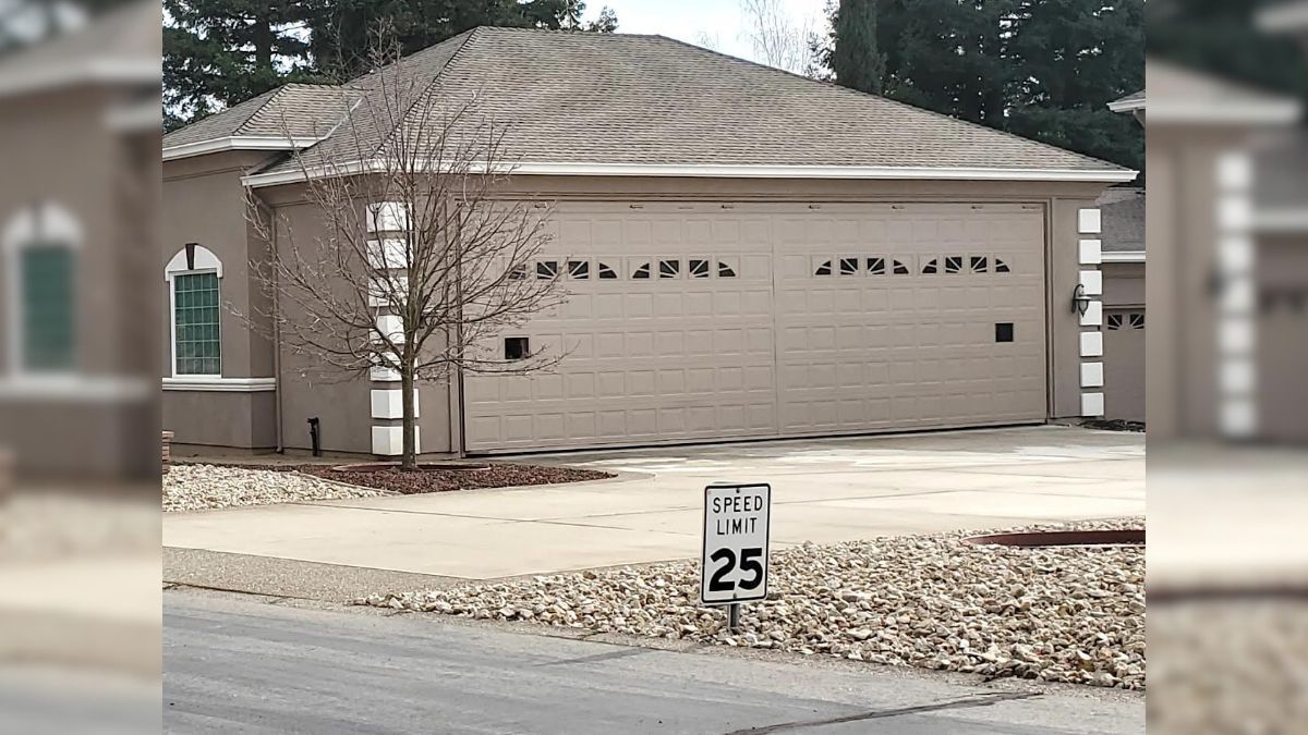 Toda la señalética del predio (tales como los indicadores de velocidad máxima, acceso y egreso de la pista, nombres de calles, señales de stop y hasta los buzones de correos) fue instalada a muy baja altura para evitar que las alas de los aviones no colisionen con ningún cartel. Con el mismo fin y, priorizando la seguridad de las operaciones áreas, todo el tendido eléctrico de Cameron Park Estates es subterráneo.
