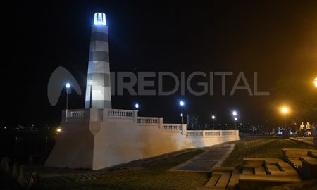 El Faro de la Costanera de Santa Fe se volvió a iluminar desde este lunes a las 20. El Faro de la Costanera de Santa Fe se volvió a iluminar desde este lunes a las 20.