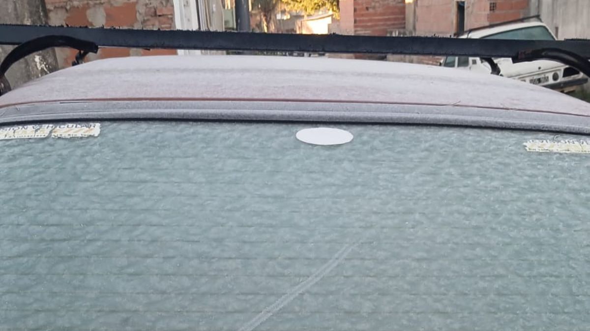 Oyentes de Ahora Vengo enviaron imágenes de los autos cubiertos de escarcha por las heladas en Santa Fe. Oyentes de Ahora Vengo enviaron imágenes de los autos cubiertos de escarcha por las heladas en Santa Fe.