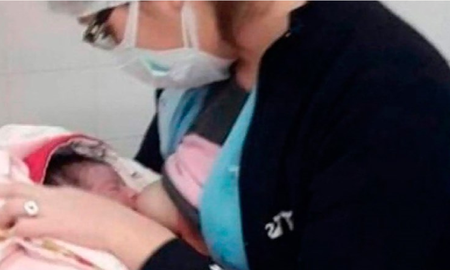 La foto de una enfermera que le dio de amamantar a un recién nacido se viralizó en Santiago del Estero La foto de una enfermera que le dio de amamantar a un recién nacido se viralizó en Santiago del Estero