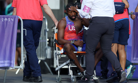 Noah Lyles corrió la final de 200 metros con Covid-19 y debió salir en silla de ruedas. Noah Lyles corrió la final de 200 metros con Covid-19 y debió salir en silla de ruedas.