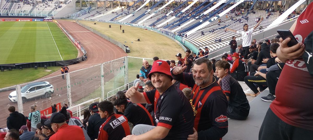 Otra vez en la tribunas del estadio de Córdoba, Juan y Marcelo posan para la cámara como en 1993. Colón, la excusa para reencontrarlos.