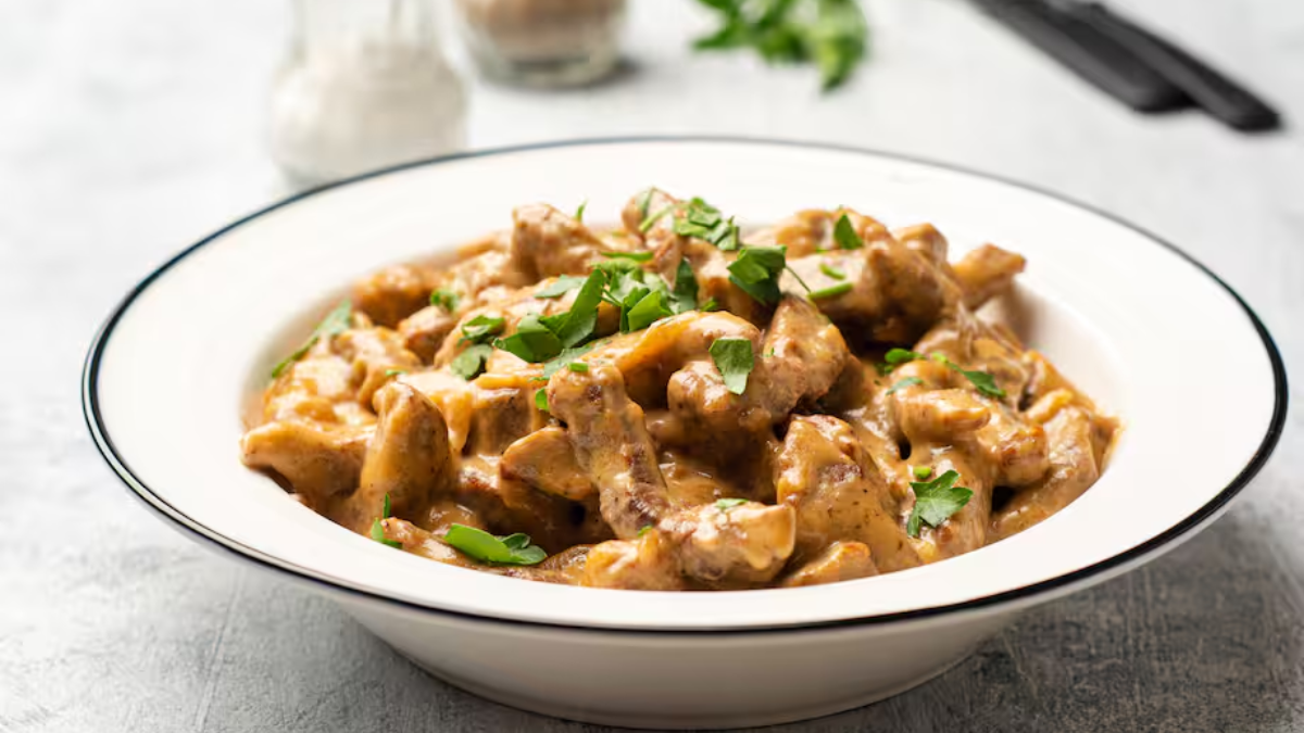 Actualmente, el lomo stroganoff es uno de los platos más reconocidos de la cocina internacional y suele servirse con papas, arroz o pastas.